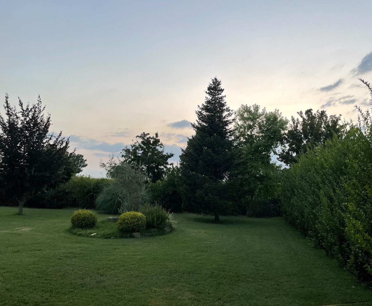 Tavolo in pietra massiccia nel giardino