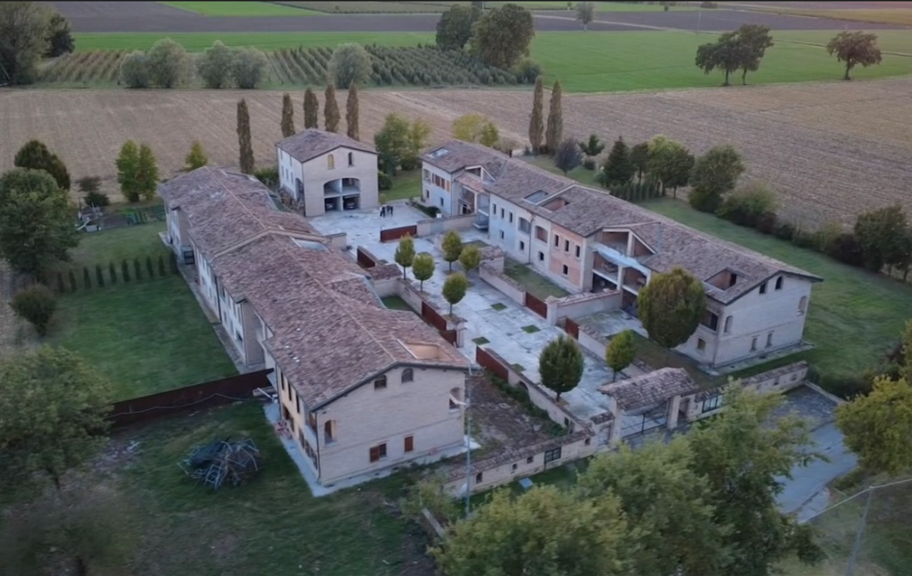 Facciata villa con agave e sassi ornamentali